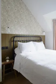 Cosy Cotswold Lodge by Your Home Here - ideal for families, log-burner, spa, private parking, EV Hookup included and heated swimming pools - Image 5