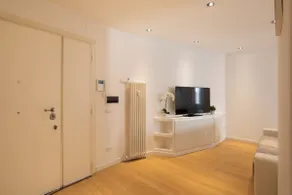 Spacious Flat · Bathtub · Metro at the Door - Image 4