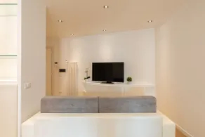 Spacious Flat · Bathtub · Metro at the Door - Image 3
