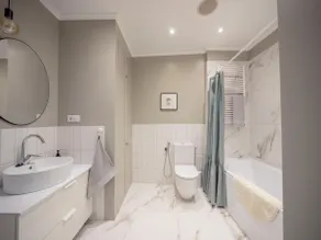 Designer apartment, free parking - Image 5