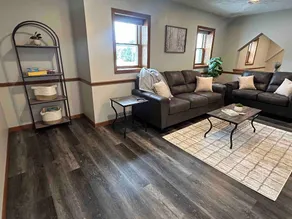 Cozy Upstairs Apartment - Image 2