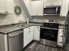 Cozy Upstairs Apartment - Image 4