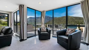 Panoramic Peaks: 3BR Home with Lake Vistas - Image 4