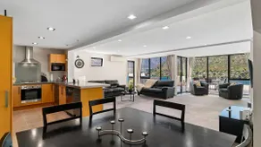 Panoramic Peaks: 3BR Home with Lake Vistas - Image 2