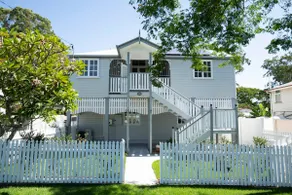 Breezy Elegance: 3BR Queenslander Retreat - - Image 2