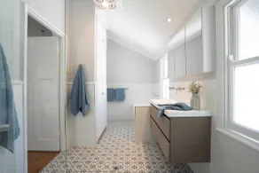 Breezy Elegance: 3BR Queenslander Retreat - - Image 5
