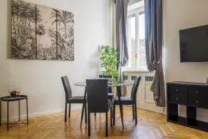 Exclusive 2 bedrooms apartment near Duomo - Image 2