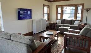 Downtown bungalow. Sleeps 10. Wedding prep area! - Image 4