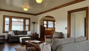 Downtown bungalow. Sleeps 10. Wedding prep area! - Image 2