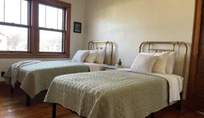 Downtown bungalow. Sleeps 10. Wedding prep area! - Image 5