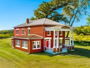 Whiffletree Place, Scenic River Getaway,HotTub,Gym - Image 2