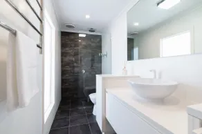 Lovely and Spacious 2-bedroom home in Norwood - Image 4