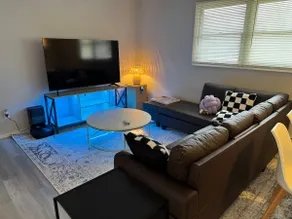 Cozy 2-Bedroom Apt close to Downtown & Highway - Image 2