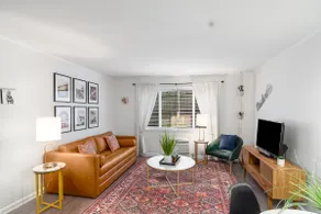 Retro Hotel One Bedroom- near downtown with pool! - Image 1