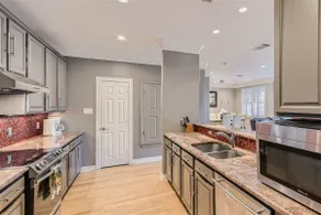 3BR condo near Pease Park w/ balcony & park views - Image 4