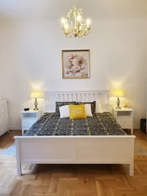 Elegant Apt near Castle District - Image 2