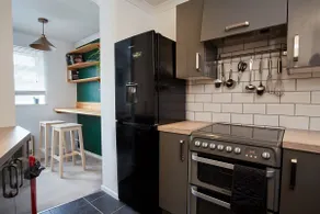 Premium Central Stroud Apartment with Parking x2 - Image 5