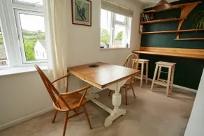 Premium Central Stroud Apartment with Parking x2 - Image 3