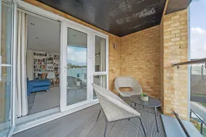 Spacious Apartment in Addlestone with Free Parking- Pass the Keys - Image 4