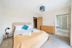 Spacious Apartment in Addlestone with Free Parking- Pass the Keys - Image 2