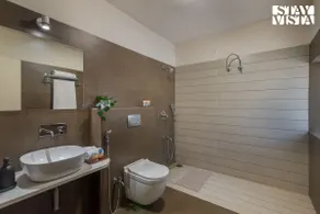 3BHK- StayVista at Silver Grove w/ Bonfire - Image 5
