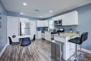 Spacious 3 BR Bungalow - Close to Main Attractions - Image 4