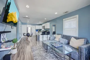 Spacious 3 BR Bungalow - Close to Main Attractions - Image 2
