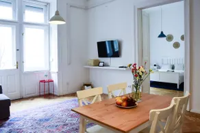 Relaxed home near Chain Bridge - Image 3