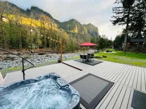 Sno/Falls River Paradise Kg Bed HotTub Mt View 1BR - Image 2