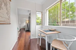 Quiet & Bright Art Deco Apartment by New Farm Park - Image 5