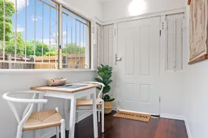 Quiet & Bright Art Deco Apartment by New Farm Park - Image 4