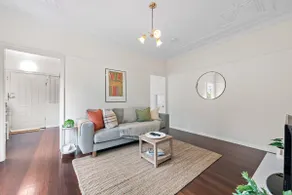 Quiet & Bright Art Deco Apartment by New Farm Park - Image 3