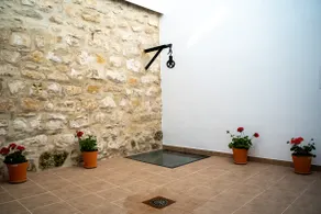 Apartment with a patio in the heart of Úbeda - Image 2