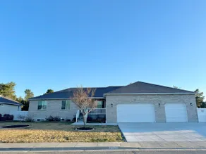 Spacious Getaway Home in The Valley - Top Unit - Image 2