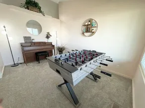 Spacious Getaway Home in The Valley - Top Unit - Image 4