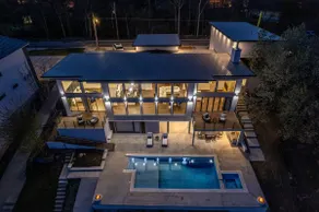 Modern Luxury Lakefront Estate, 7BR/6.5 Baths - Image 2