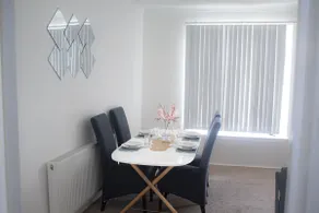 FREE Parking! Modern Central Apartment in Plymouth - Image 3
