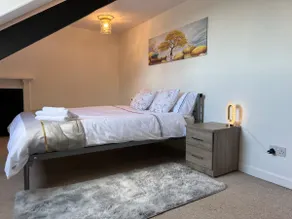 FREE Parking! Modern Central Apartment in Plymouth - Image 2