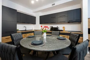 Royal Family Apartment - Image 3