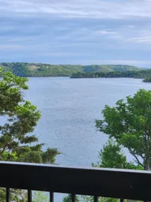 Gorgeous Lakefront Retreat With Amazing Views - Image 5