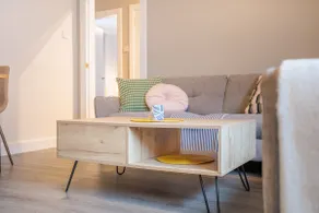 Stylish Two Bedroom Apartment with Private Parking - Image 4