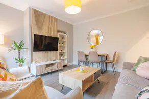 Stylish Two Bedroom Apartment with Private Parking - Image 2
