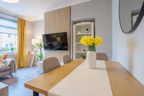 Stylish Two Bedroom Apartment with Private Parking - Image 3