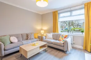 Stylish Two Bedroom Apartment with Private Parking - Image 5