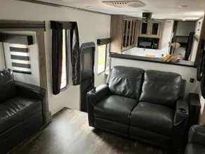 New Luxury 5th Wheel - Image 2