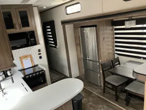 New Luxury 5th Wheel - Image 4