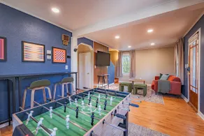 5 min to NRG | hot tub | Sauna| fire pit, games - Image 4