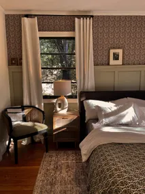 Luxurious Cottage Retreat with Serene Garden - Image 4