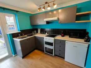 Cosy Dragonfly Garden Apartment with free parking - Image 3