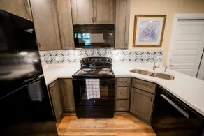 Sunburst House Apartment - Image 4